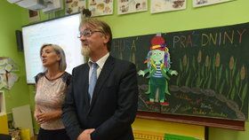 Ministr školství Stanislav Štech (ČSSD) předal v pátek žákům v Podbořanech vysvědčení.