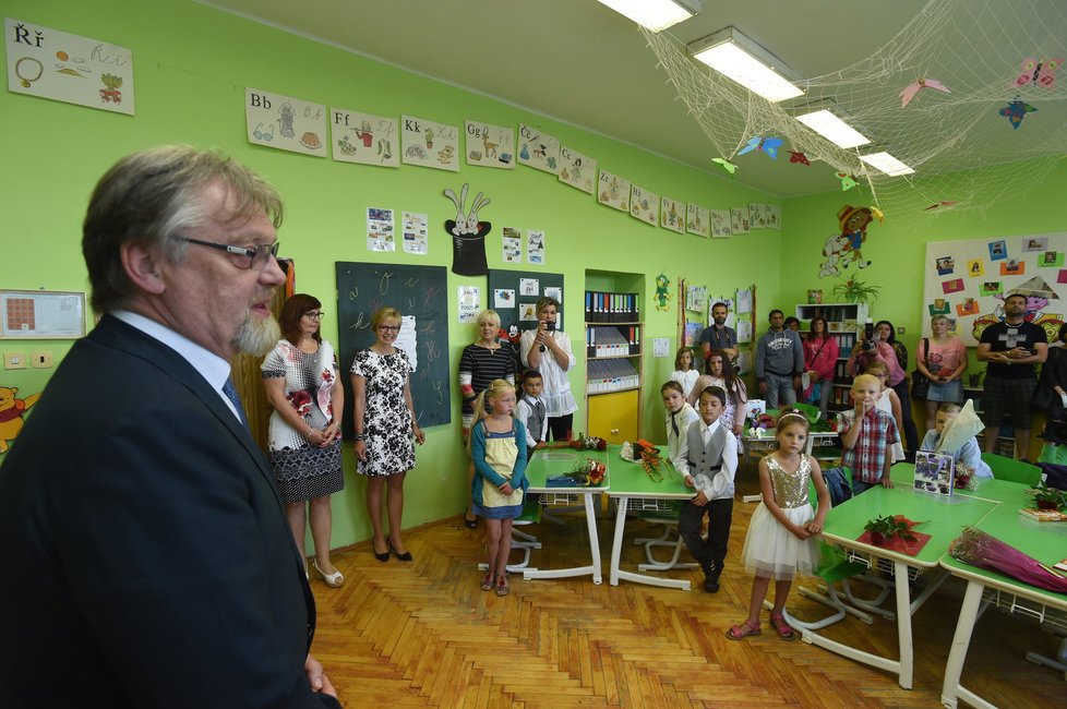 Ministr školství Stanislav Štech (ČSSD) předal žákům v Pobořanech vysvědčení, školní rok ale zahájí v nemocnici.