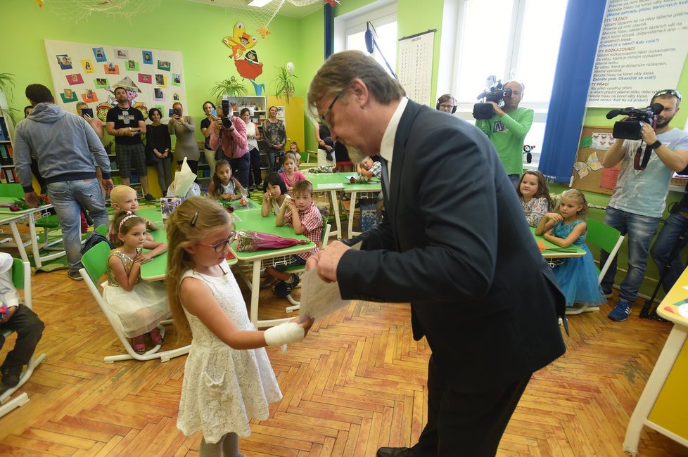Ministr školství Stanislav Štech (ČSSD) předal žákům v Pobořanech vysvědčení, školní rok ale zahájí v nemocnici.