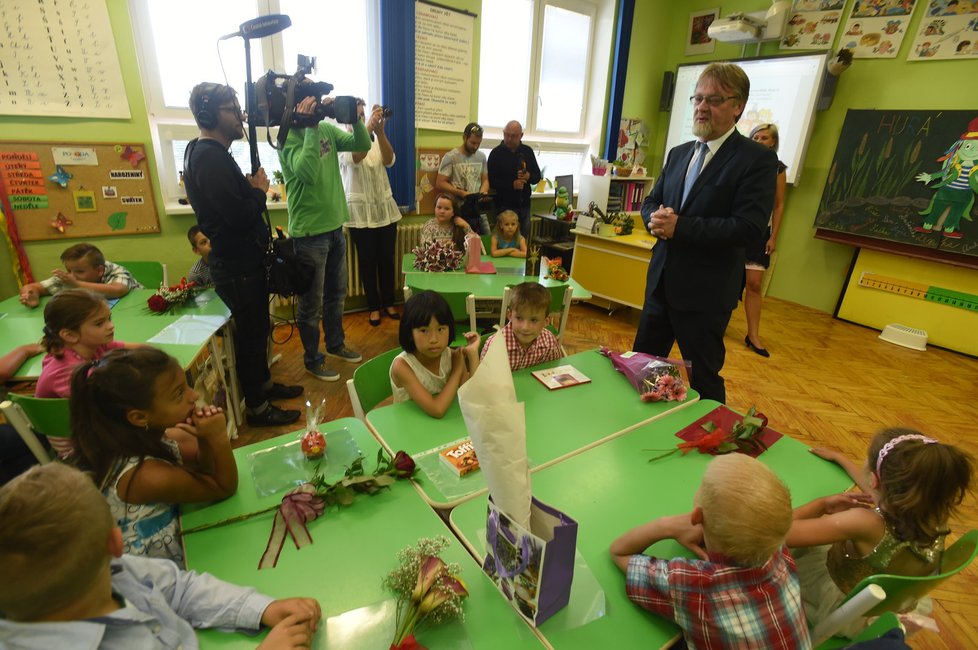 Ministr školství Stanislav Štech (ČSSD) předal v pátek žákům v Pobořanech vysvědčení.