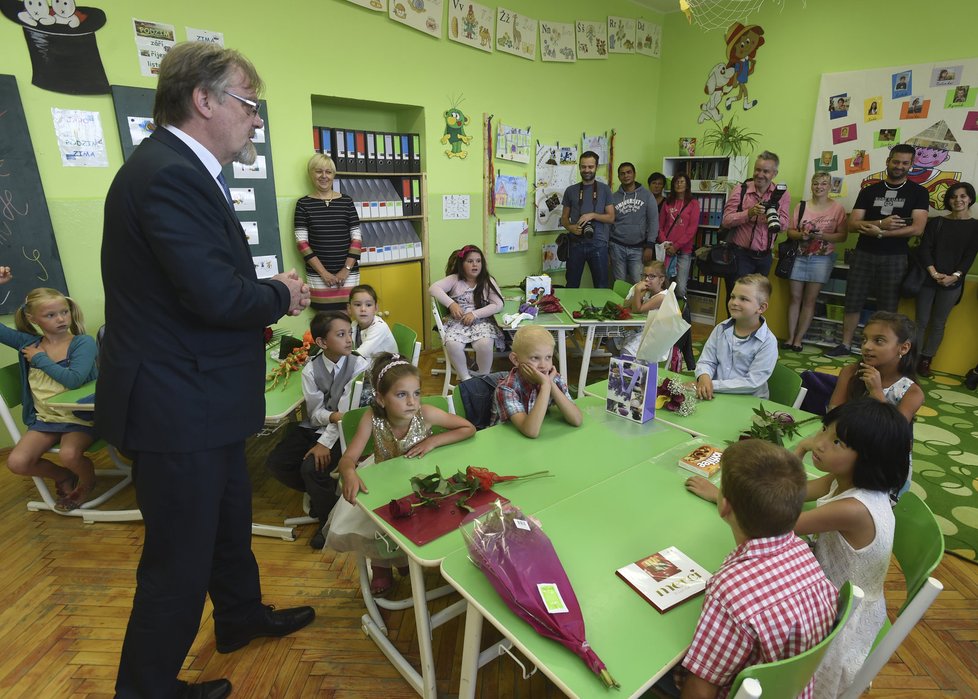 Ministr školství Stanislav Štech (ČSSD) předal v pátek žákům v Pobořanech vysvědčení.