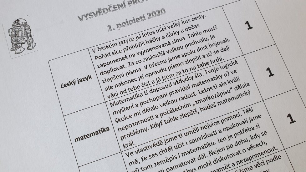 Školy mohou kromě známek psát na vysvědčení také slovní hodnocení. Na učitele si zahráli také někteří rodiče, kteří napsali hodnocení svým dětem, se kterými se učili během koronavirové krize doma.