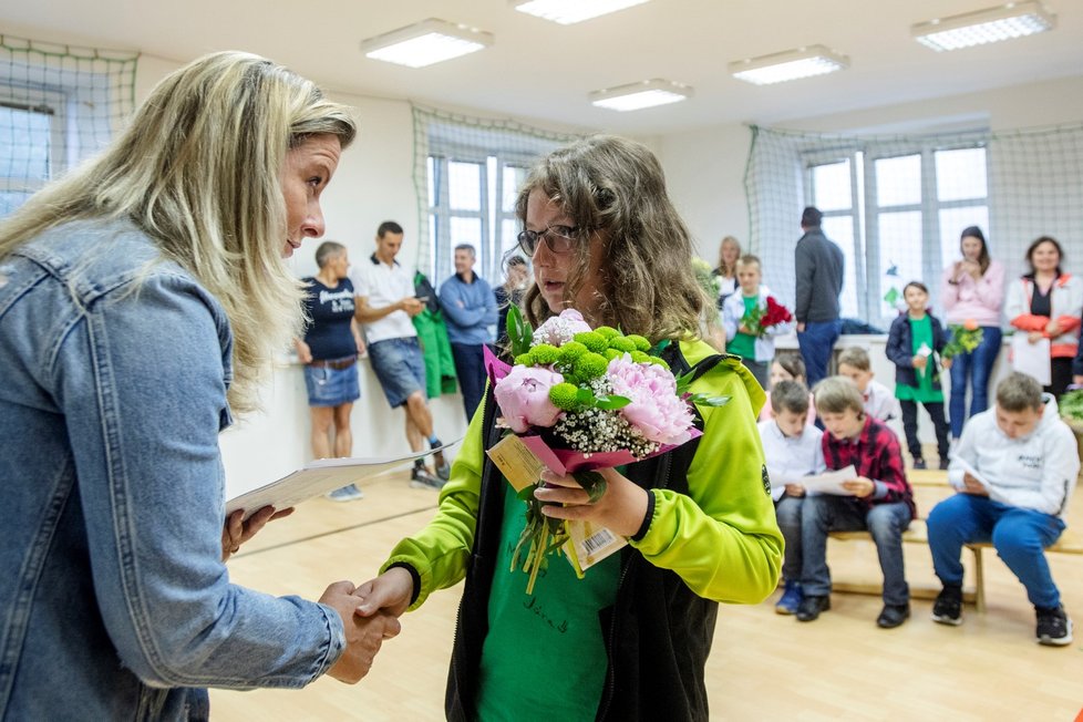 České děti si 30. června odnesly vysvědčení po školním roce s covidem