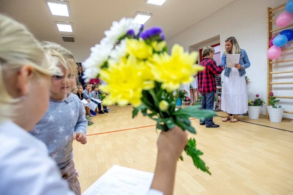 České děti si 30. června odnesly vysvědčení po školním roce s covidem