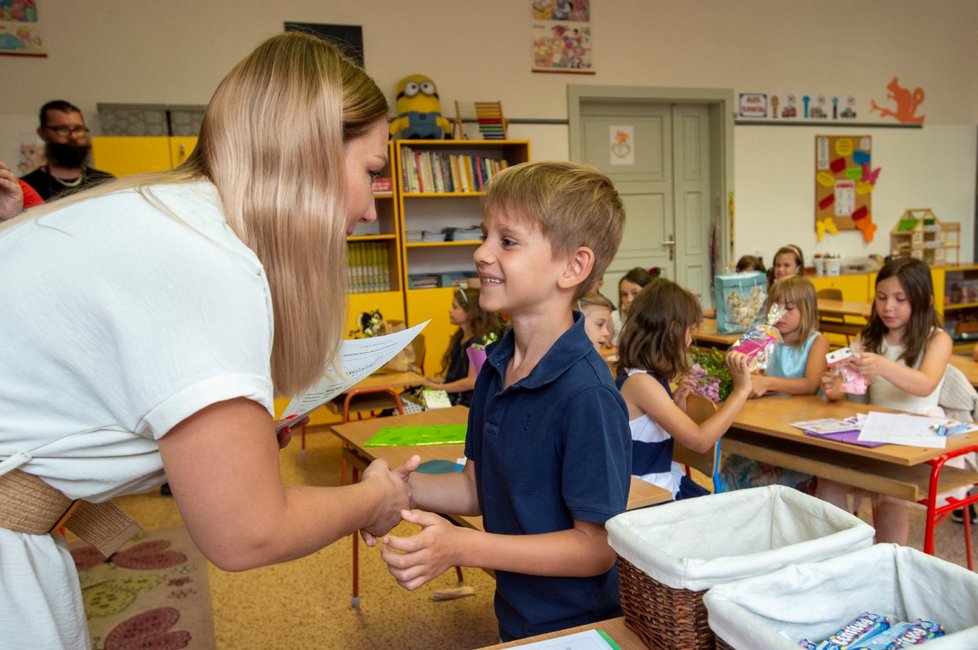 České děti si 30. června odnesly vysvědčení po školním roce s covidem.