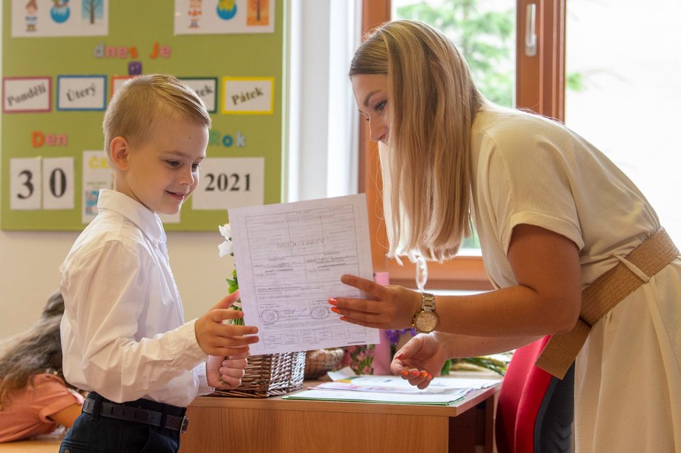 České děti si 30. června odnesly vysvědčení po školním roce s covidem.