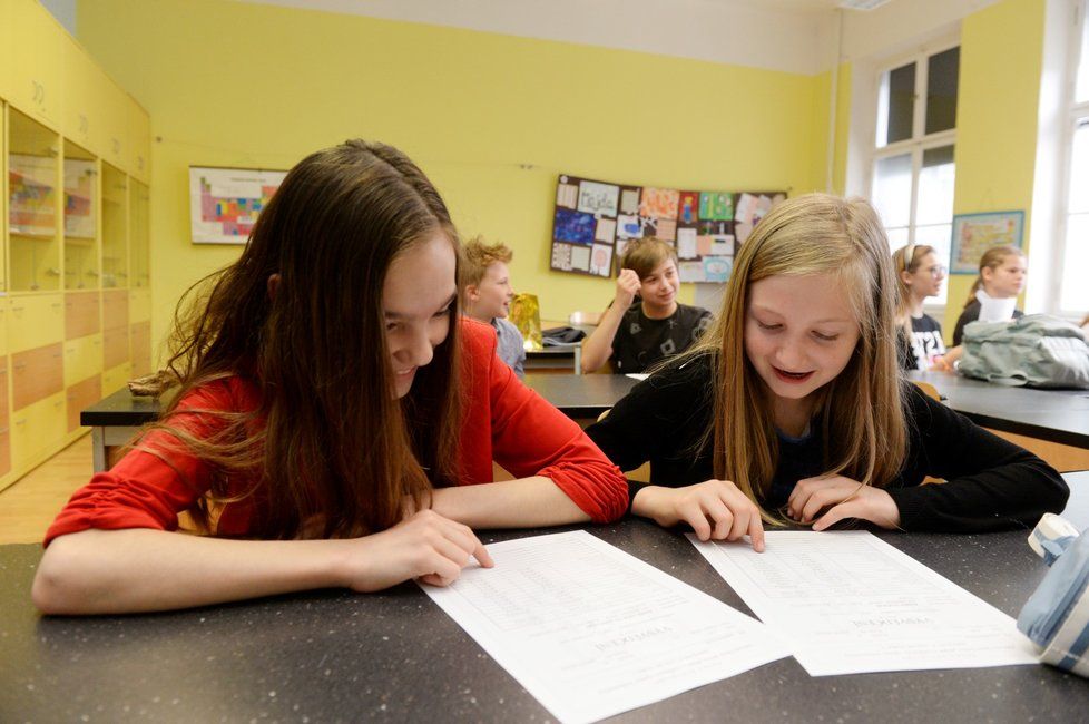 Některým žákům a studentům už začaly prázdniny. Ředitelé využili svých pravomocí a rozdali dětem na konec června dny volna. (26. 6. 2020)