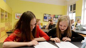 Některým žákům a studentům už začaly prázdniny. Ředitelé využili svých pravomocí a rozdali dětem na konec června dny volna. (26. 6. 2020)