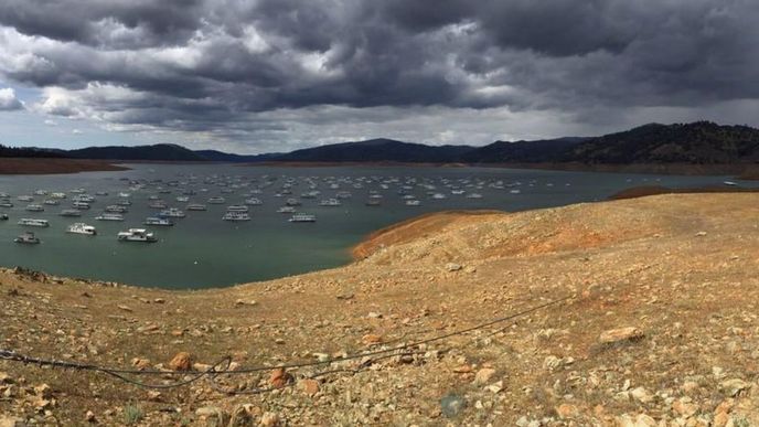 Vysychající kalifornská nádrž Lake Oroville