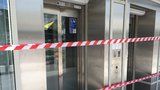 Nové výtahy v metru za stamiliony: Rozbil je vítr i déšť, dalšímu nefungovaly dveře