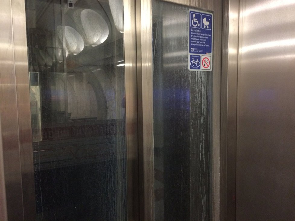 Nový výtah ve stanici metra Anděl po necelém roce od spuštění přestal fungovat.
