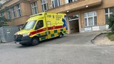Pád výtahu Na Bulovce: Starší ženu se zlomenou nohou propustili z nemocnice, už je v domácí péči
