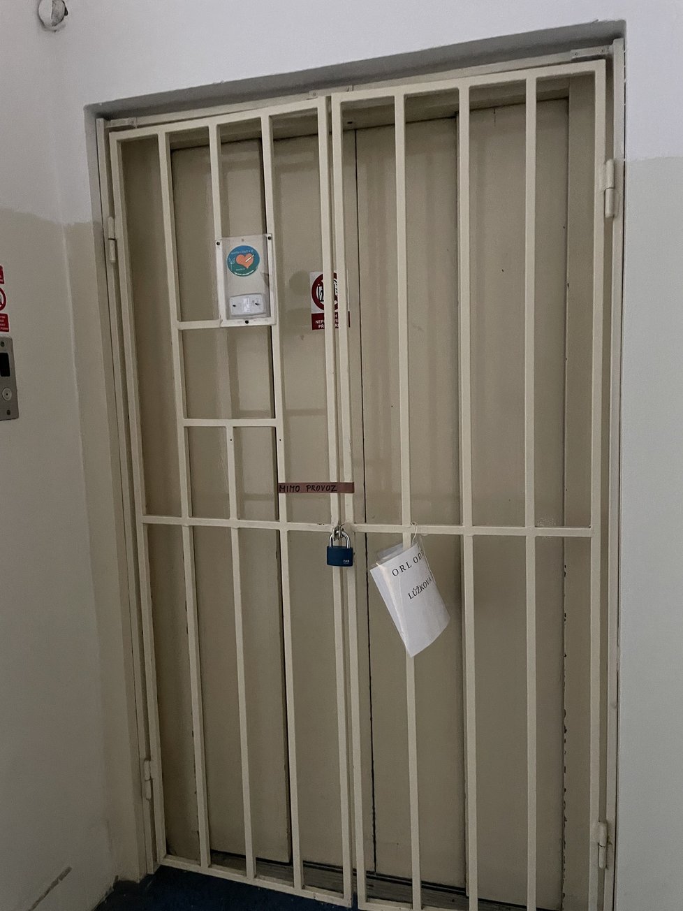 V nemocnici na Bulovce se zřítil výtah, který vezl lidi. (25. června 2023