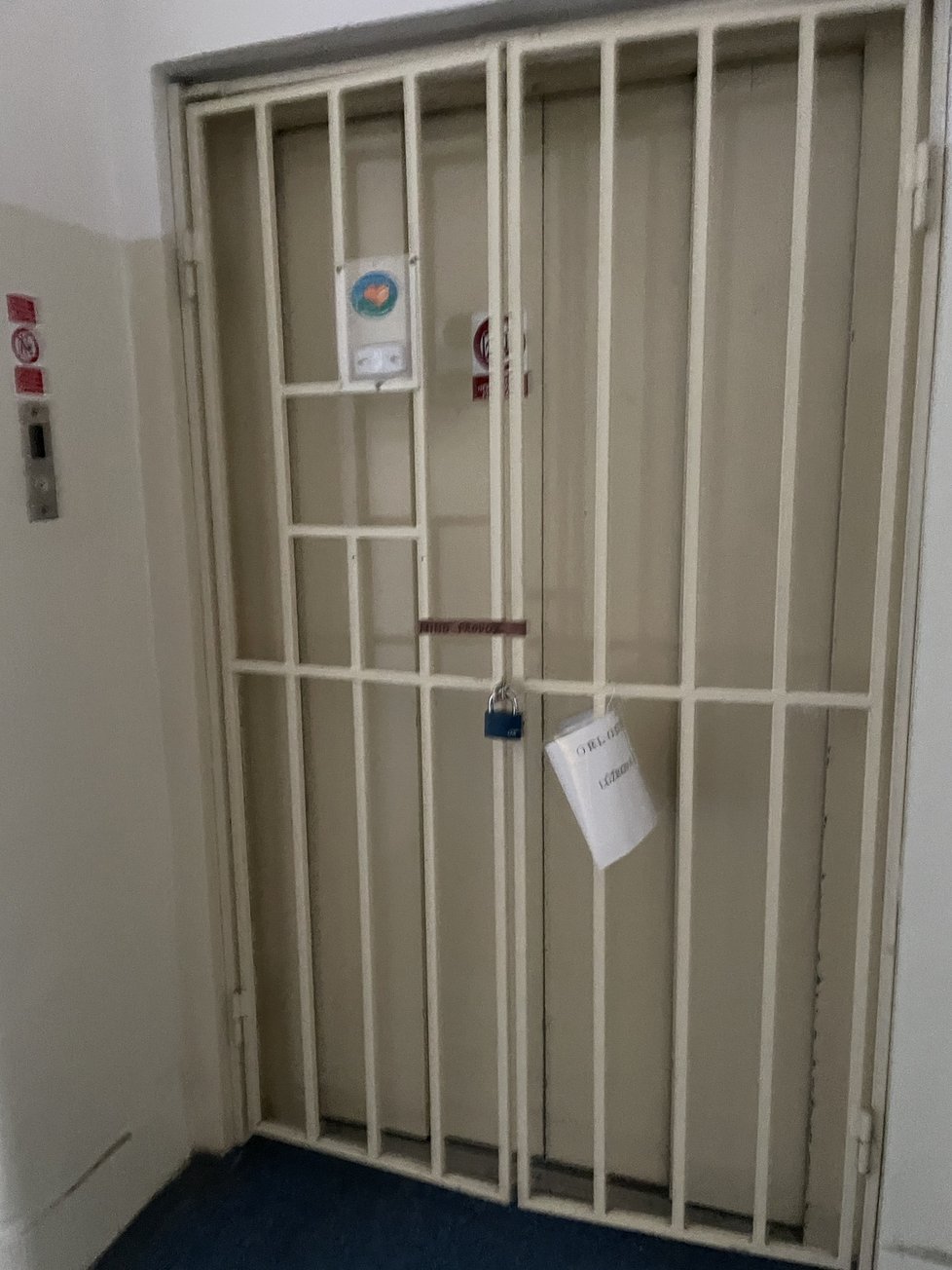 V nemocnici na Bulovce se zřítil výtah, který vezl lidi. (25. června 2023