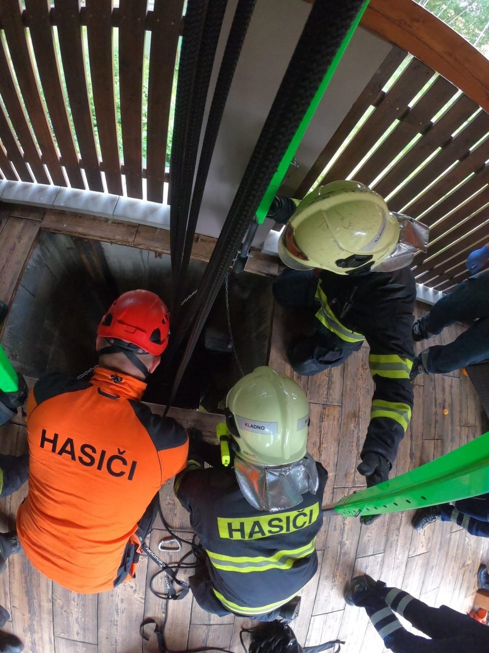 Výtah se třemi lidmi se na Kladensku zřítil do podzemí: Hasiči popsali dramatické momenty u zraněných! 