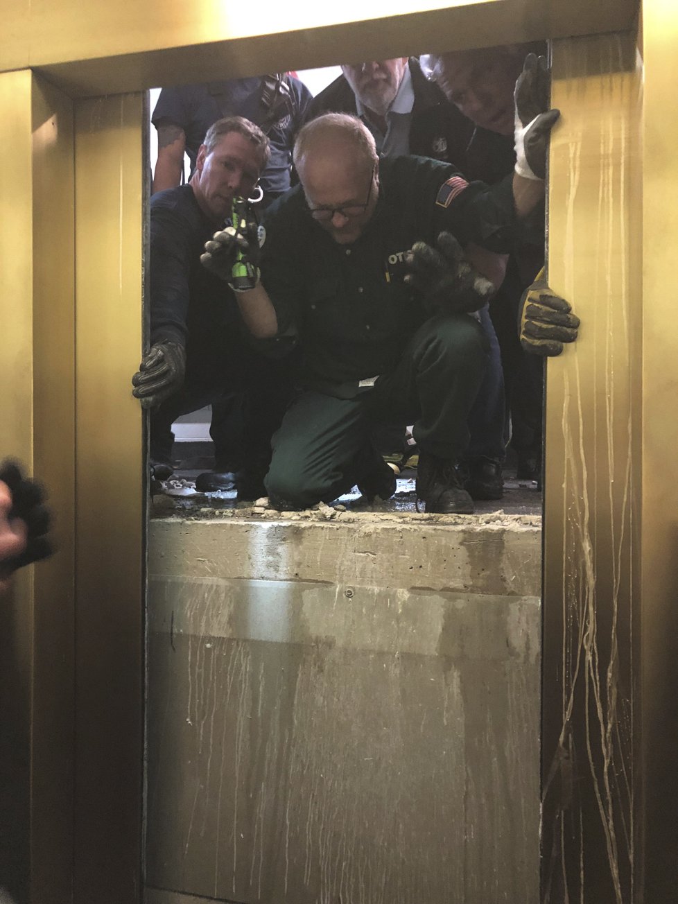 Uvěznění ve výtahu se dočkali záchrany po třech hodinách.