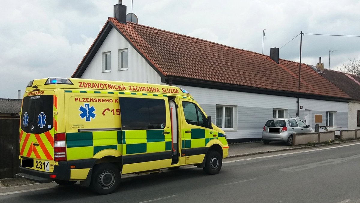 Seniorka nepřežila, jejího druha odvezla záchranka do nemocnice.