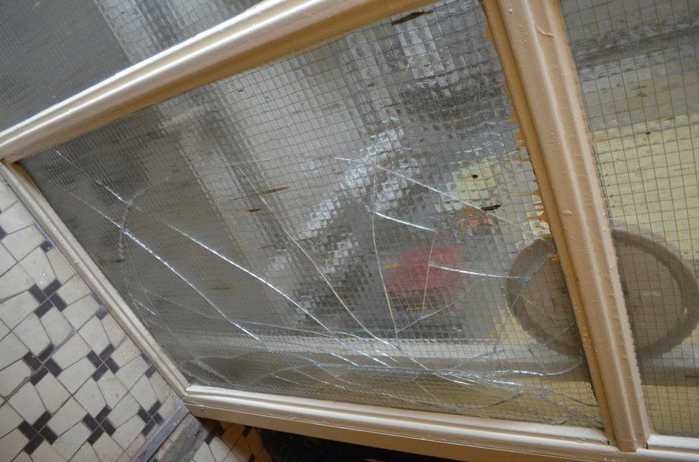 Kabina výtahu se propadla z 5. do třetího patra. Při pádu se poškodilo sklo šachty.