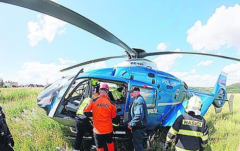 Hasiči museli dva »cestující« vyprostit, pro jednoho přiletěl vrtulník