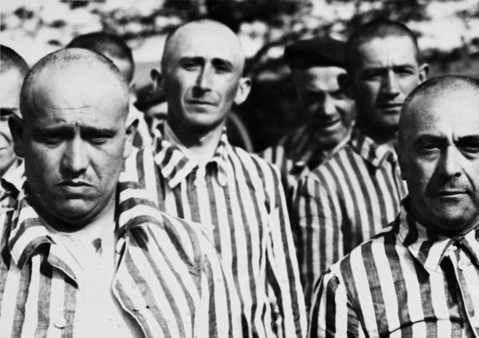 Vězňům oholili hlavy a navlékli je do pruhovaných mundúrů.
