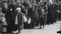 Čechoslováky, mezi nimiž byly i ženy a děti, fotili při cestě na smrt sami nacisté.