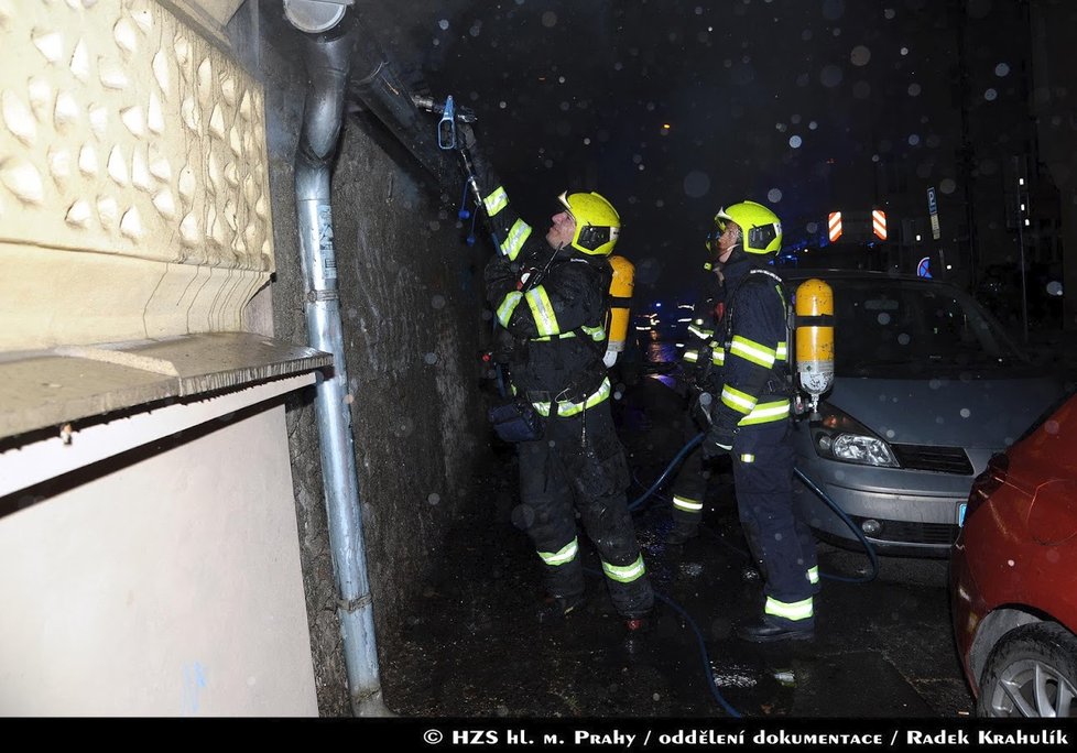 Pražští hasiči museli v sobotu večer zasahovat při požáru dílny Na Výtoni. Při zásahu se zranil jeden ze zasahujících hasičů.
