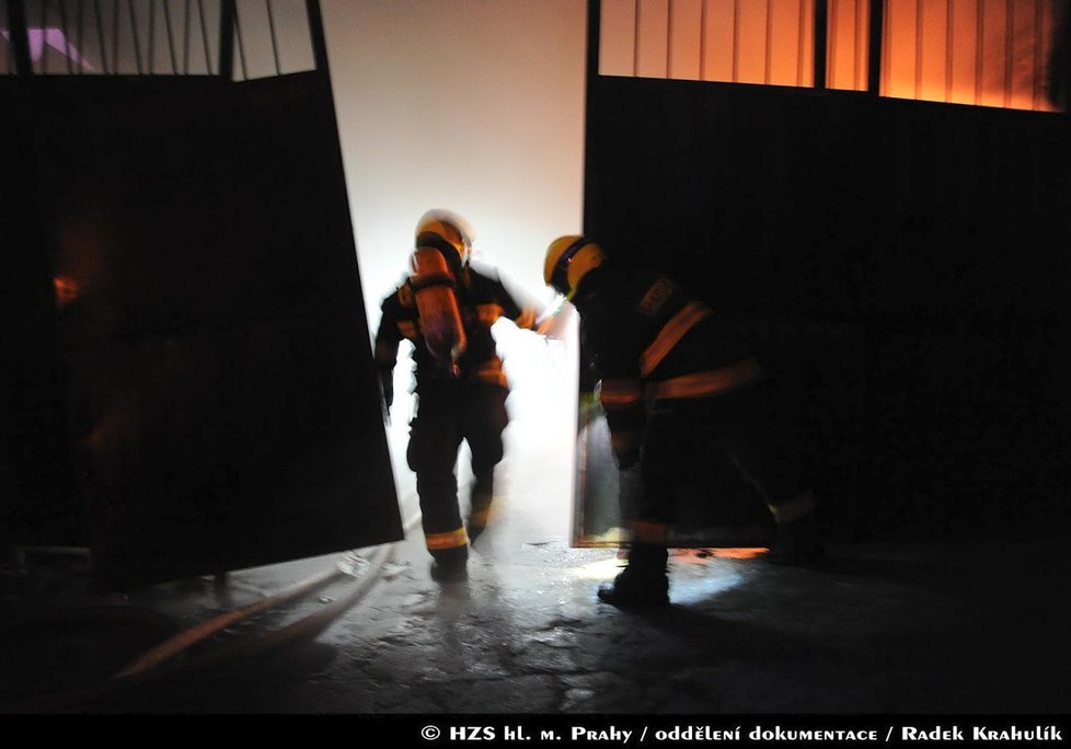 Pražští hasiči museli v sobotu večer zasahovat při požáru dílny Na Výtoni. Při zásahu se zranil jeden ze zasahujících hasičů.