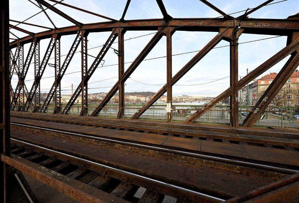 Železniční most a dopravní uzel na pražské Výtoni, 19. prosince. 2023, Praha.