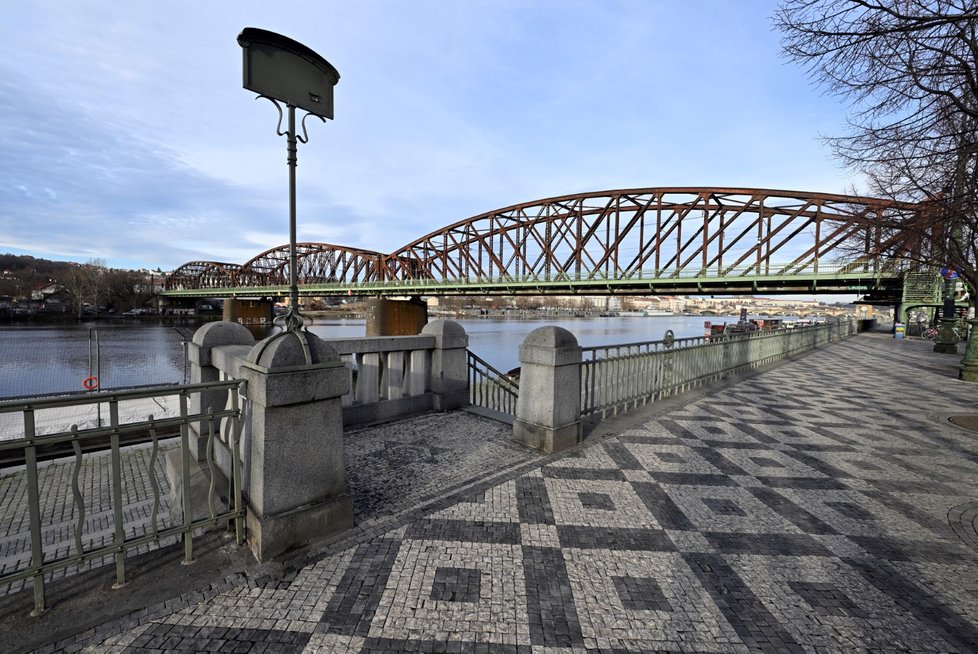 Železniční most a dopravní uzel na pražské Výtoni, 19. prosince. 2023, Praha.