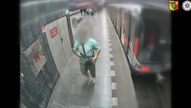 Gauner střílel v pražském metru a ohrožoval cestující! „Pardon,“ řekl policistům