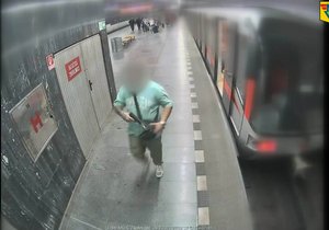"Pardon," řekl policistům muž, který s pistolí v ruce ohrožoval cestující v metru.
