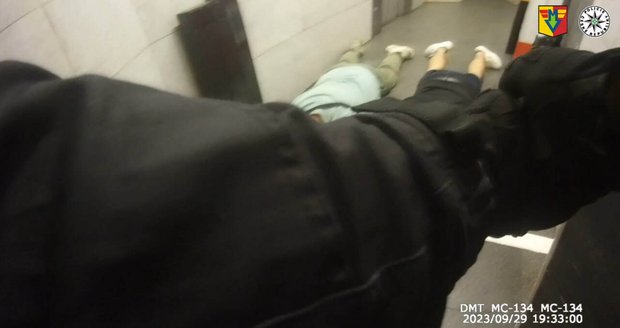 "Pardon," řekl policistům muž, který s pistolí v ruce ohrožoval cestující v metru.