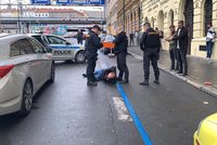 V centru Prahy skákal muž po autech: Byl zřejmě opilý, zajistila ho policie