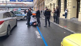 Výtržník v centru Prahy skákal po autech.
