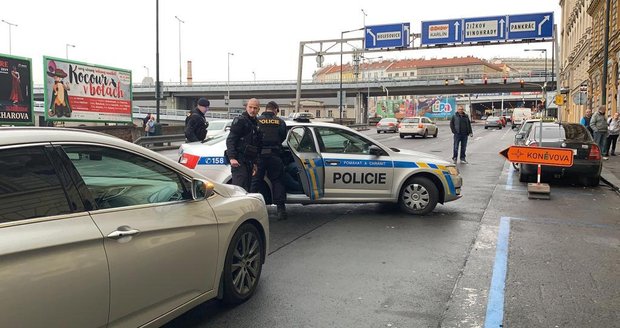 Výtržník v centru Prahy skákal po autech.