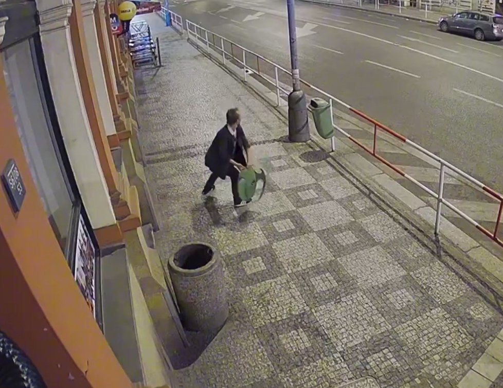 Policisté z Prahy 8 hledají výtržníka.