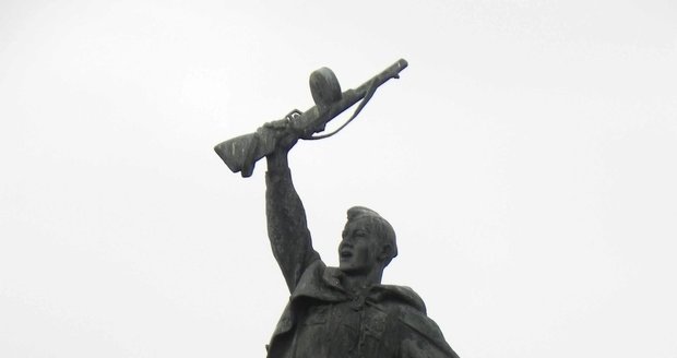 Památník vítězství s rudoarmějcem na Mariánském náměstí. Výtržníka (44), který se u něj vymočil, čeká tučná pokuta.