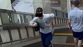 Muž rozbil skleněnou výplň dveří metra a utekl.