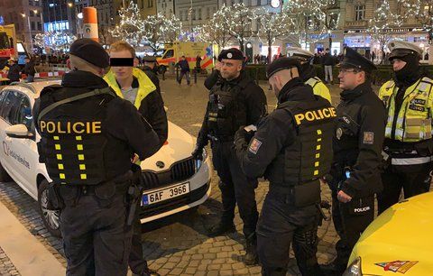 Náročná silvestrovská noc policie v Praze: Řešili vážné nehody, zakázanou pyrotechniku i výtržnictví