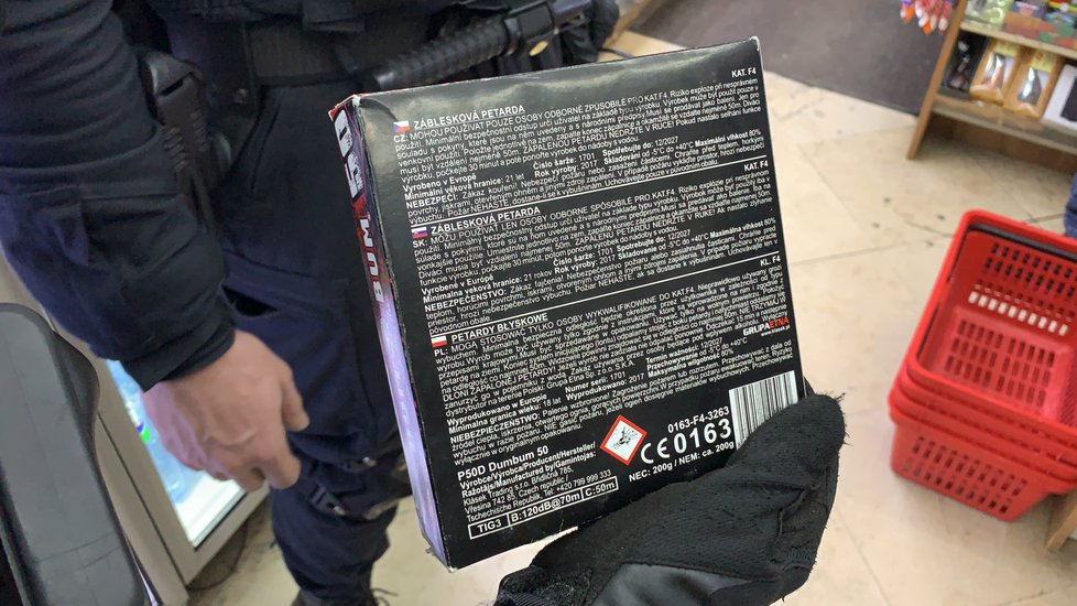 Policisté na Václavském náměstí zajistili několik kusů zakázané pyrotechniky.