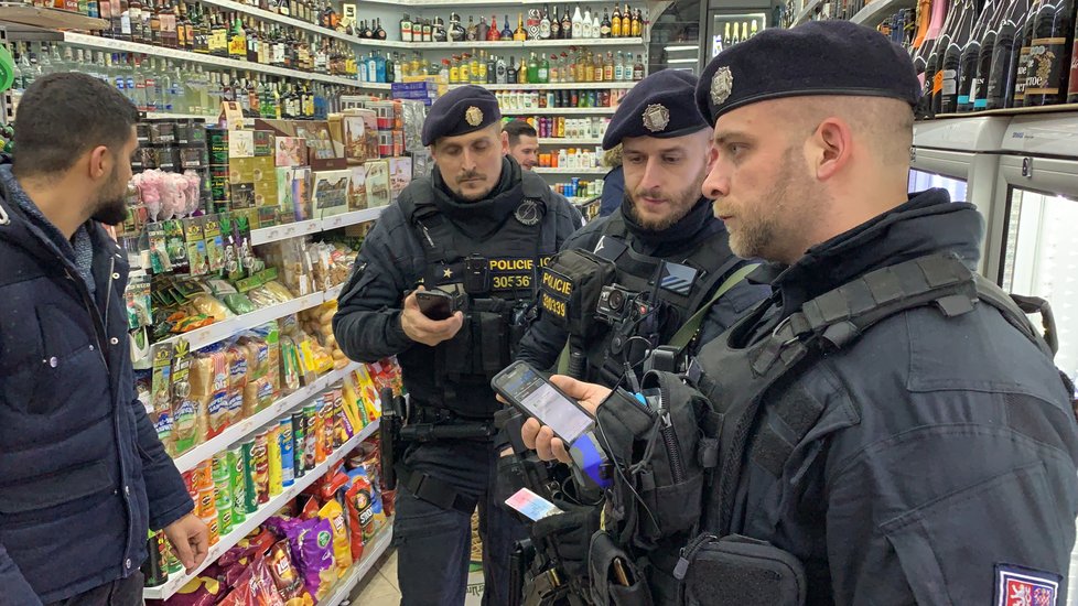 Policisté na Václavském náměstí zajistili několik kusů zakázané pyrotechniky.
