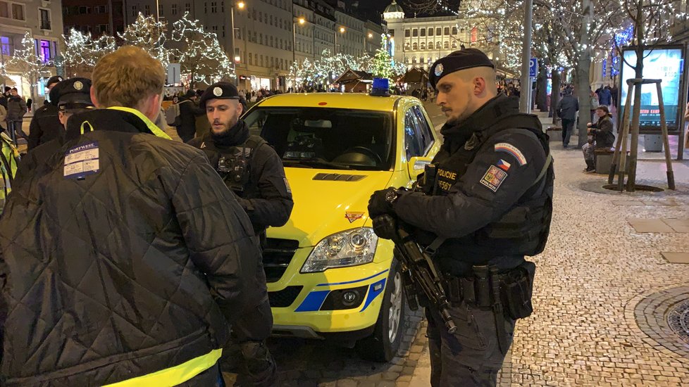 Policisté řešili také výtržnosti - na Václavském náměstí odpaloval muž pyrotechniku lidem přímo pod nohy.