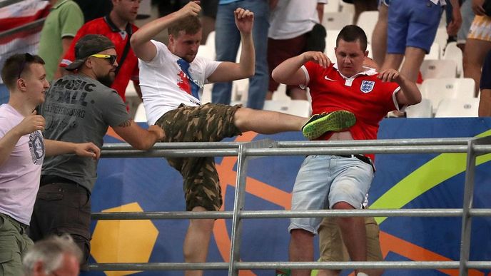 Výtržnosti ruských fanoušků během fotbalového Eura