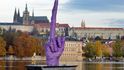 Výtvarník David Černý nainstaloval 21. října na Vltavě mezi Národním divadlem a Střeleckým ostrovem v Praze plastiku ruky se vztyčeným prostředníčkem namířeným na Pražský hrad.