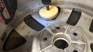 Lepší mechanik odstraní také veškeré lepidlo a asfalt Lepší mechanik odstraní také veškeré lepidlo a asfalt