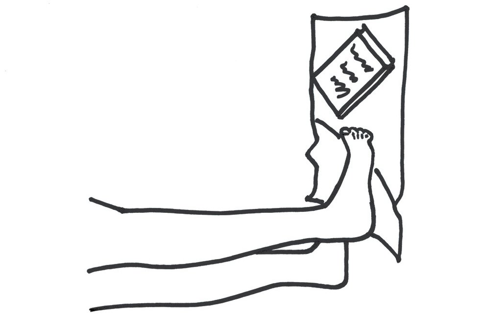 Cvičení proti plochým honám - Ručník: Na zem rozložíme ručník a zatížíme ho knihou nebo jiným těžkým předmětem. Dítě si stoupne na ručník a prsty nohou se ho snaží shrnovat. Cvik opakuje několikrát a střídá přitom obě nohy.