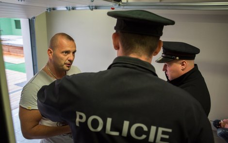 Thomase si přišla proklepnout policie.