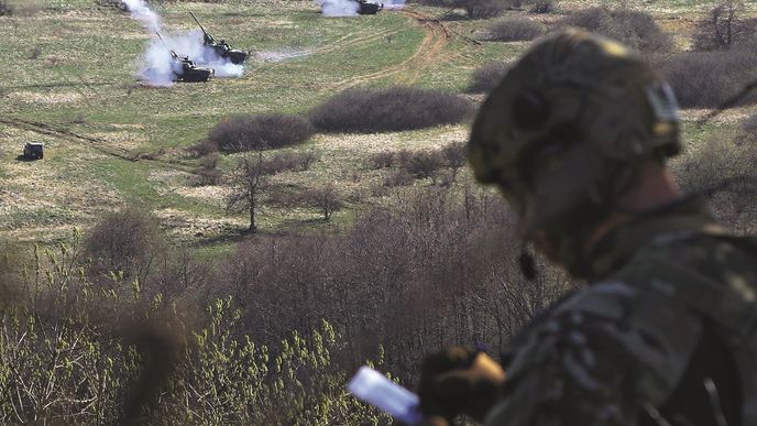 Předsunutý letecký návodčí při koordinaci palebné podpory dělostřelectvem.