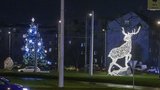 Praha už se „obléká“ do vánočního. Na lampách se objevují svítící zvířátka, brány nebo lavičky