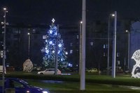 Praha už se „obléká“ do vánočního. Na lampách se objevují svítící zvířátka, brány nebo lavičky